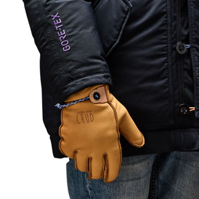 Crud Sweden Guanti Mitsuhiko 2.0 Re:Newool Lined invernali in pelle pieno fiore. Fodera interna in lana riciclata per massimo isolamento termico. Design artigianale robusto con polsino corto e asola in paracord. Ideali per bushcraft, lavori pesanti e protezione dal freddo.