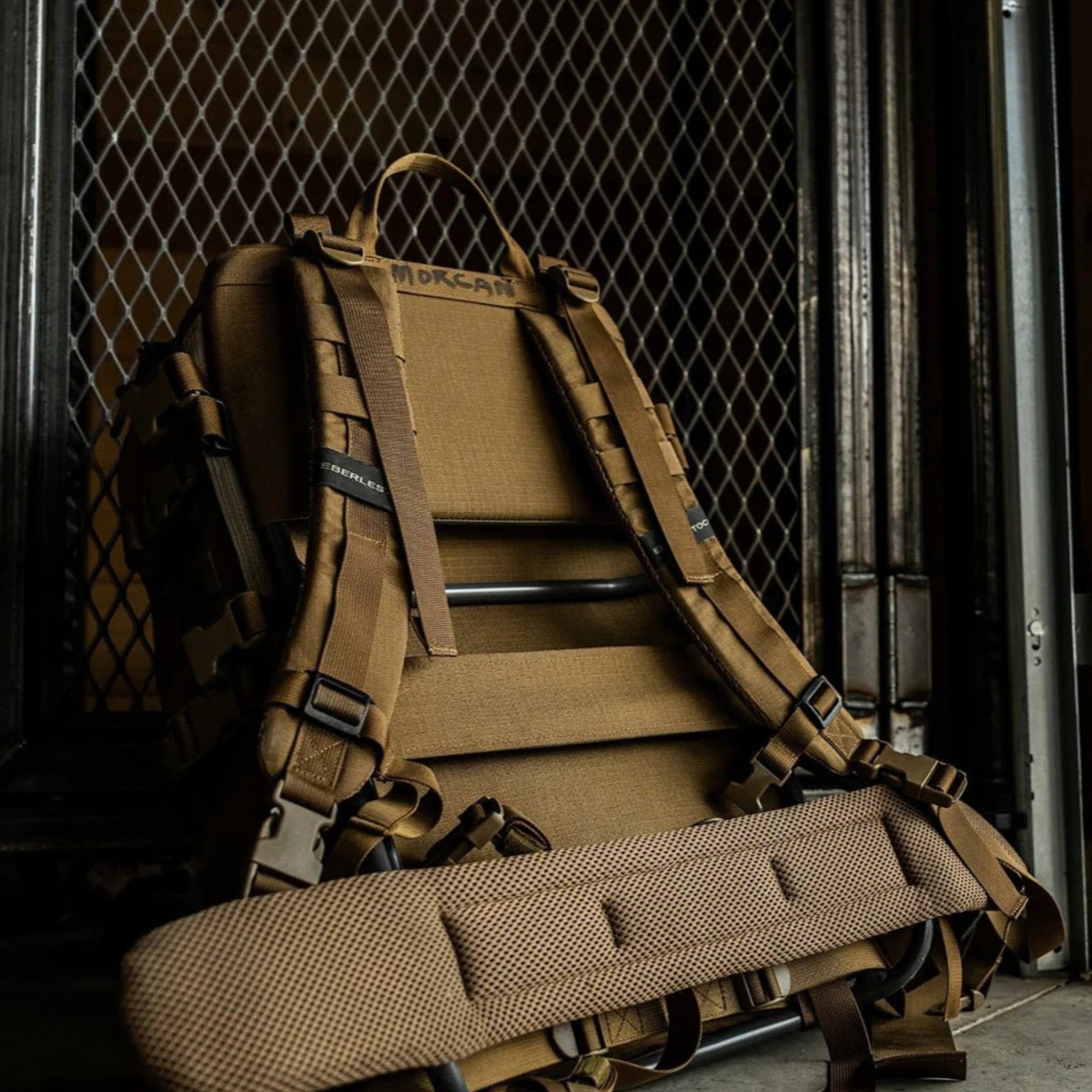 Eberlestock Mission EMOD Frame frame per sistema modulare tattico ad alta resistenza dotato di cinghie di compressione con fibbie e pannello posteriore interamente rivestito di passanti con sistema MOLLE PALS per aggancio accessori outdoor e bushcraft.