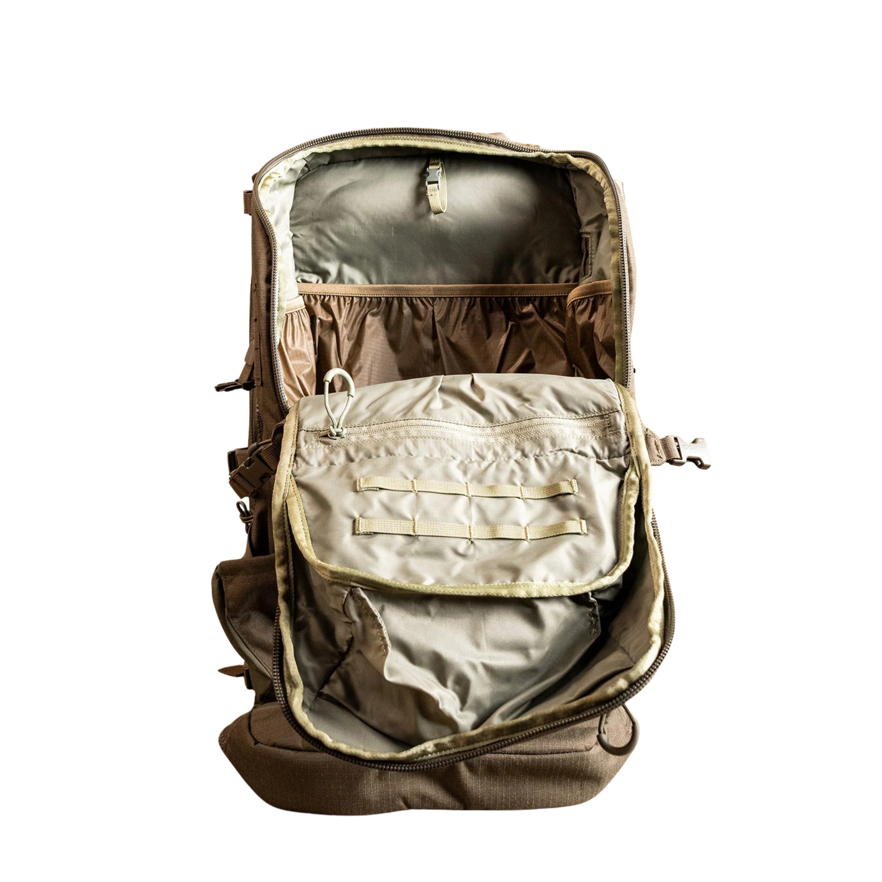 Eberlestock Spectre: Zaino tecnico per fucile da 50.8 litri progettato per massimizzare la leggerezza senza compromettere la resistenza. Realizzato con materiali d'avanguardia, presenta un sistema di sospensione regolabile, accesso multiplo al vano principale e pannelli esterni MOLLE laser-cut per l'espansione del carico. Ideale per missioni a lungo raggio e spedizioni outdoor che richiedono versatilità e organizzazione superiore.