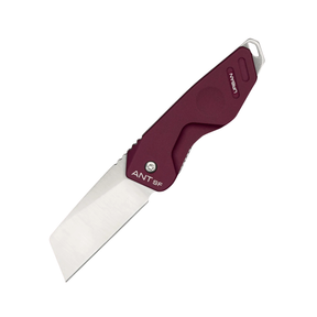 Extrema Ratio ANT Urban SF: Coltello chiudibile EDC compatto con lama sheepfoot in acciaio Bohler N690. Versione Urban caratterizzata da impugnatura in alluminio anticorodal anodizzato. Sistema di chiusura Frame Lock e struttura ultra-leggera per porto quotidiano.