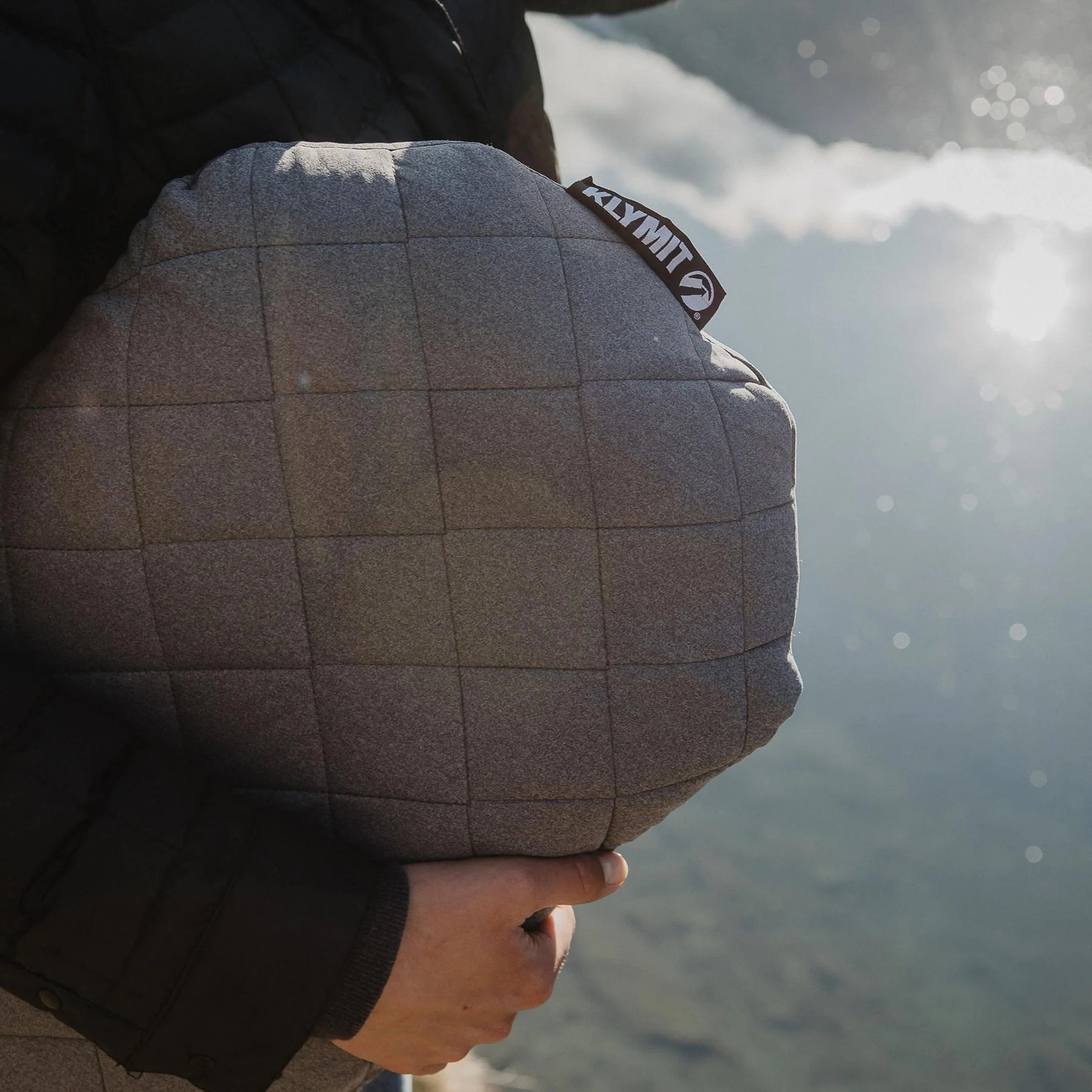 Klymit Luxe Pillow cuscino da trekking gonfiabile con fodera trapuntata a rombi morbida e rimovibile per il massimo comfort in campeggio. Ideale per escursionismo, viaggi e outdoor, dotato di etichetta con logo cucita sul lato, fotografato isolato su sfondo bianco.