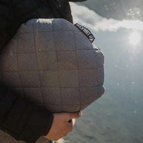 Klymit Luxe Pillow cuscino da trekking gonfiabile con fodera trapuntata a rombi morbida e rimovibile per il massimo comfort in campeggio. Ideale per escursionismo, viaggi e outdoor, dotato di etichetta con logo cucita sul lato, fotografato isolato su sfondo bianco.