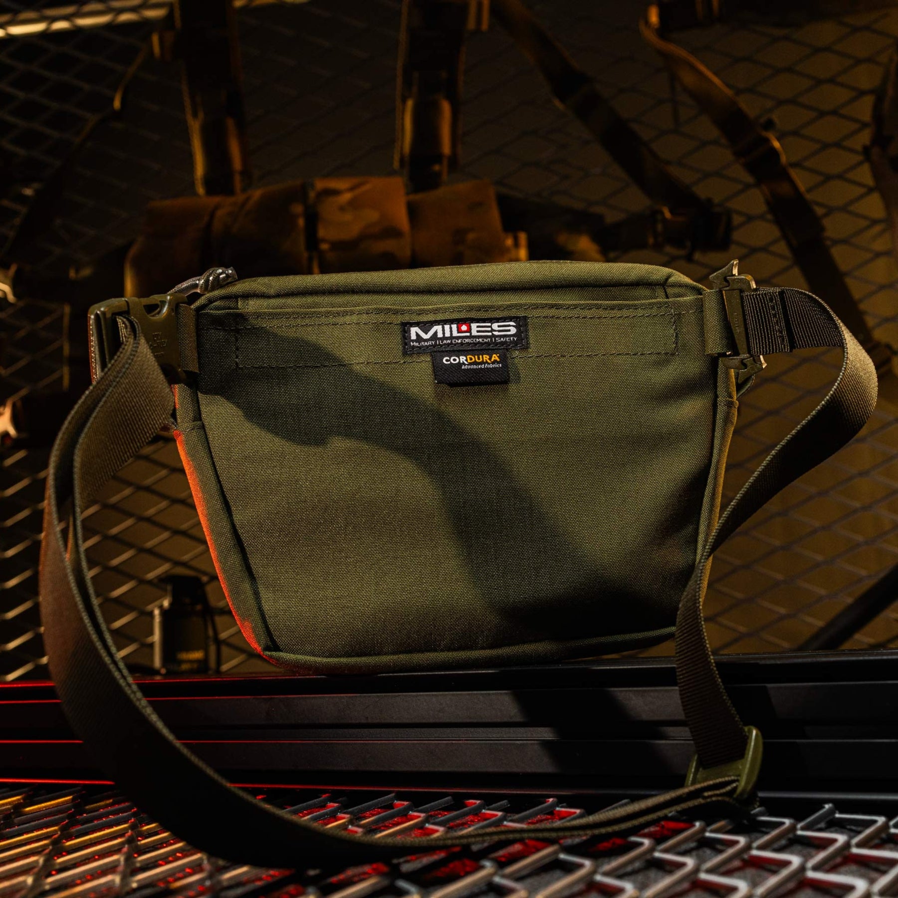 Pentagon Amina Dangler Pouch marsupio tattico multifunzione e tasca dangler per gilet portapiastre con pannello frontale a strappo per patch, fori di drenaggio e cinghia regolabile con fibbia a sgancio rapido per uso EDC e outdoor.