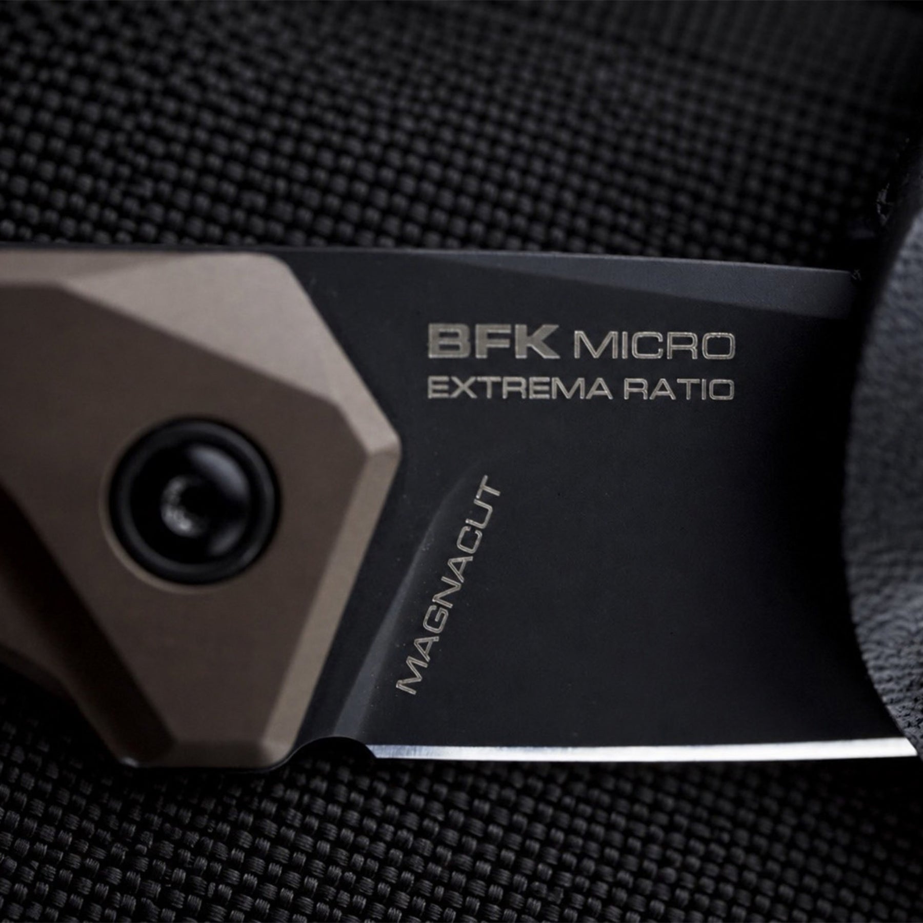 Extrema Ratio BFK Micro coltello a lama fissa compatto con profilo tanto modificato, impugnatura ergonomica sagomata e foro passante per cordino ideale per everyday carry tattico