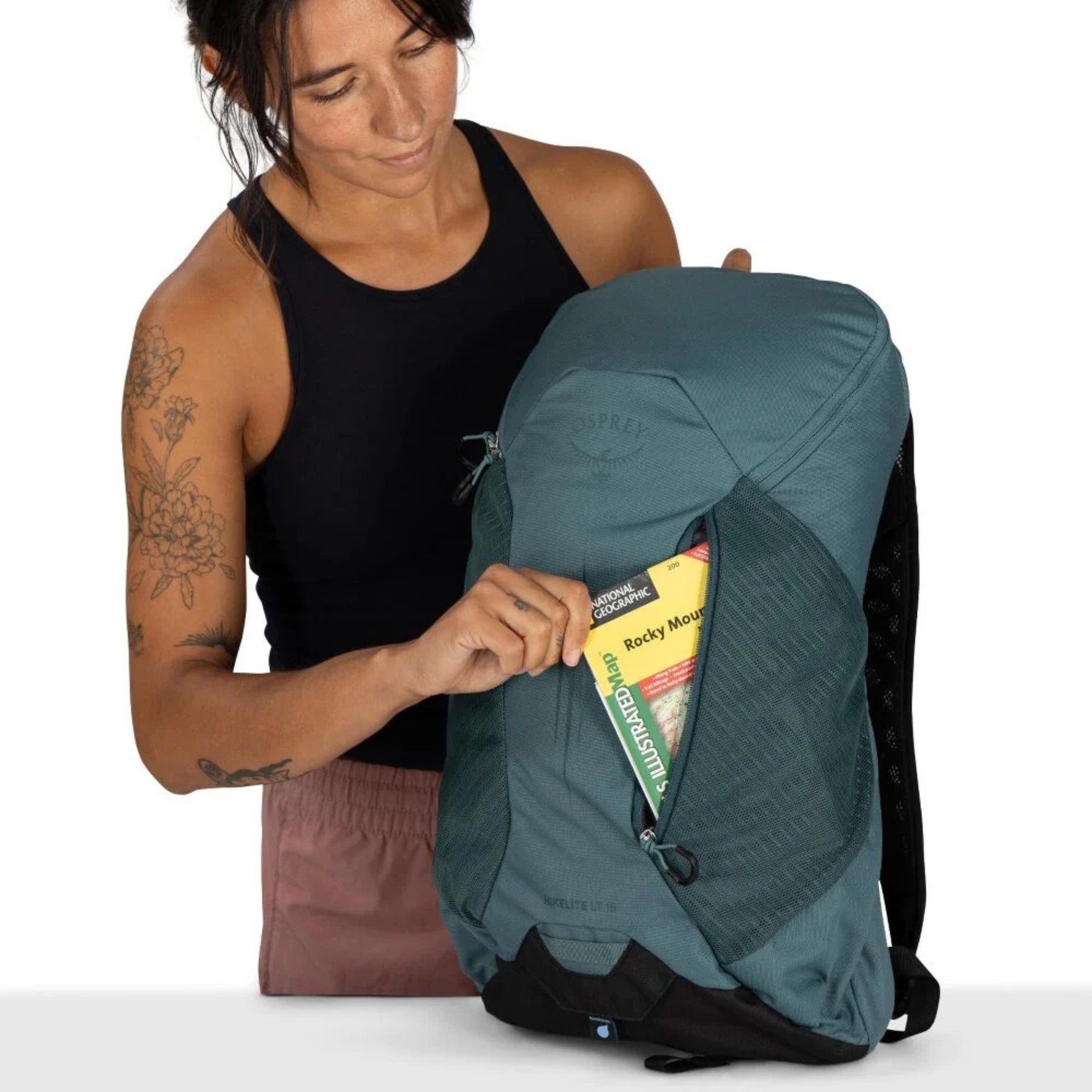 Osprey Hikelite LT 16 zaino tecnico da escursionismo giornaliero ultraleggero con capacità 16 L dotato di schienale ventilato AirSpeed tasche laterali in rete elastica e spallacci traspiranti. Zaino da trekking ideale per camminate outdoor e gite in giornata.