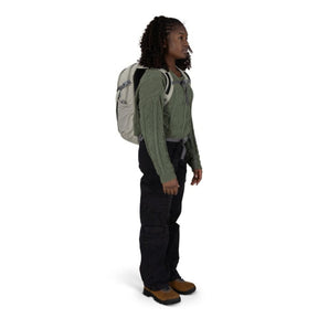 Osprey Daylite Plus Driftshade zaino multiruolo da 20 litri con scomparto per laptop e sacca idrica, tasche laterali in mesh, cinghie di compressione e schienale traspirante AirScape, in edizione limitata per trekking, viaggi e uso quotidiano.