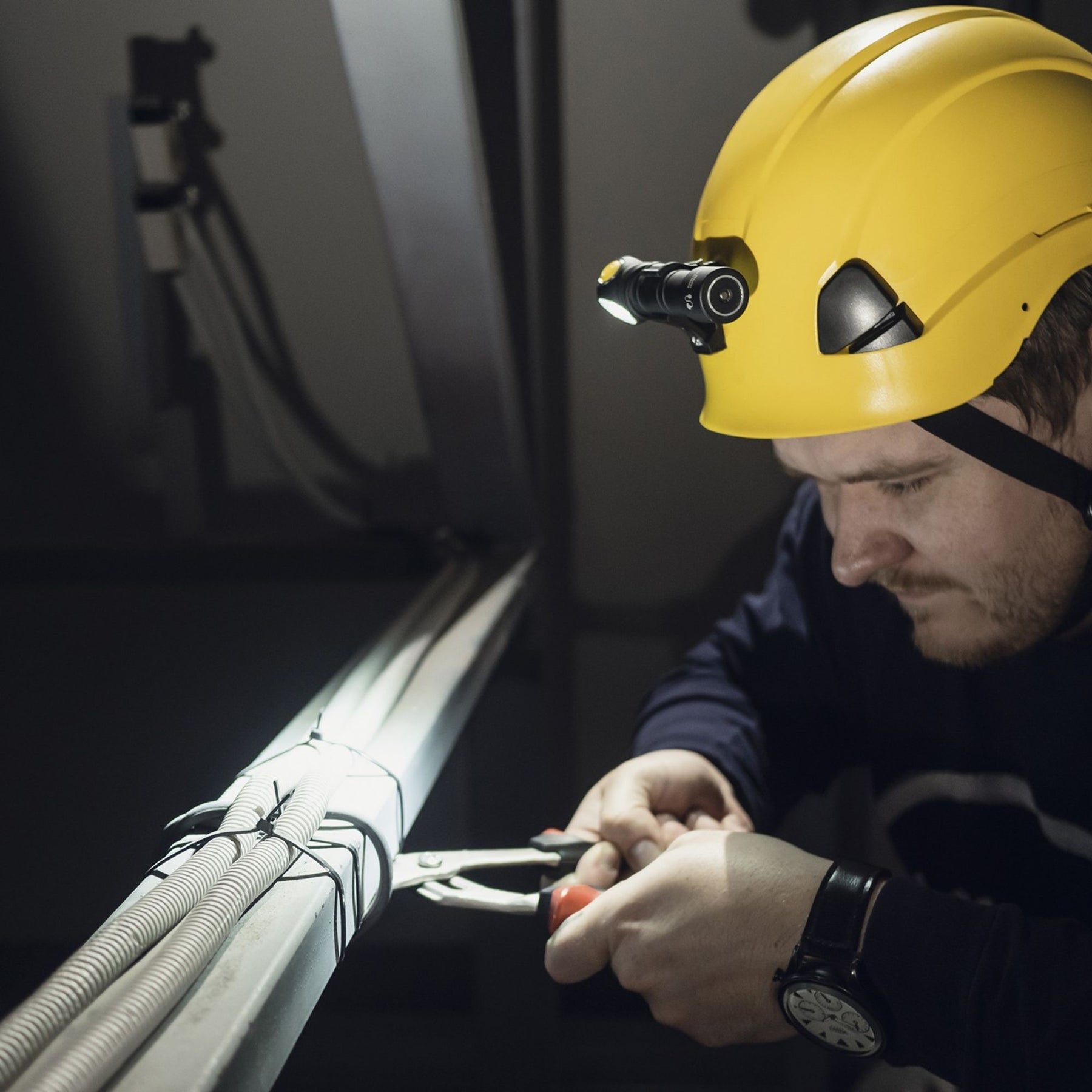 Armytek Helmet Mount AHM-03. Supporto robusto per l'installazione sicura di torce su elmetti e caschi protettivi. Compatibile specificamente con modelli aventi corpo dal diametro di 20.4 mm. Il design durevole include un sistema di serraggio a vite con chiave esagonale per garantire massima stabilità durante il movimento.