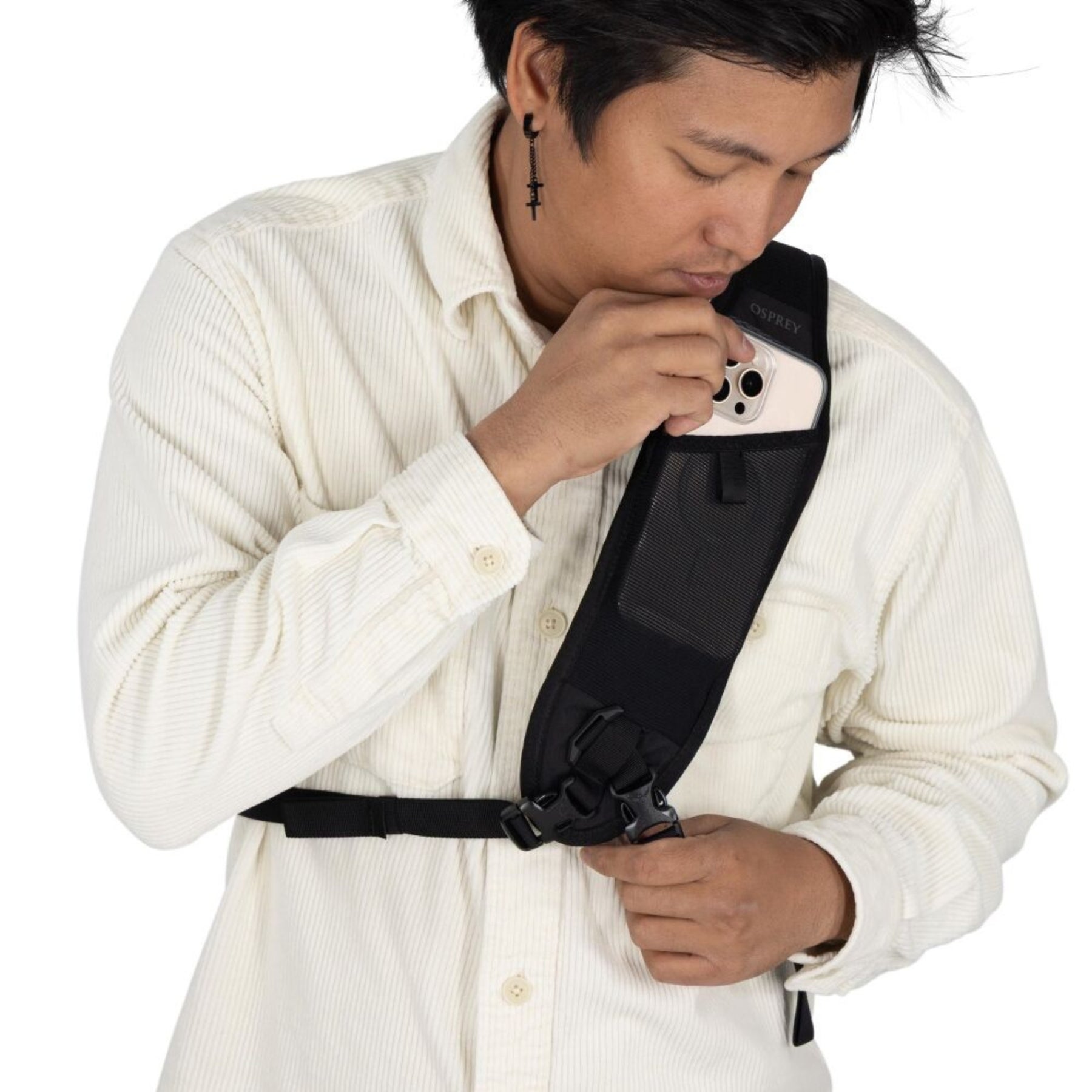 Osprey Quasar Sling borsa monospalla da 6 L adatta per l'uso quotidiano. Presenta uno spallaccio singolo imbottito e ambidestro, schienale ventilato AirScape, ampio scomparto principale con tasca per tablet, cordino elastico frontale e daisy chain per il fissaggio di attrezzatura outdoor.