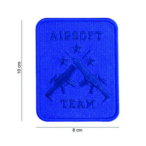 101 INC Airsoft Team Patch tattica disponibile in versione PVC  con retro in velcro o ricamata termoadesiva  caratterizzata da design con due fucili incrociati tre stelle e scritte Airsoft Team in rilievo ideale per softair e personalizzazione di zaini o abbigliamento.