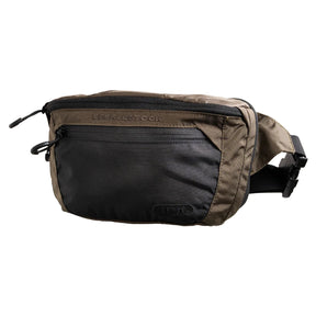 Eberlestock Bando Bag Marsupio tattico low-profile per EDC e porto occulto. Design discreto con tasca posteriore dedicata ad accesso rapido per arma e scomparto principale organizzato. Include passante per laccio emostatico. Soluzione versatile per sicurezza personale e urban carry. 2 misure.