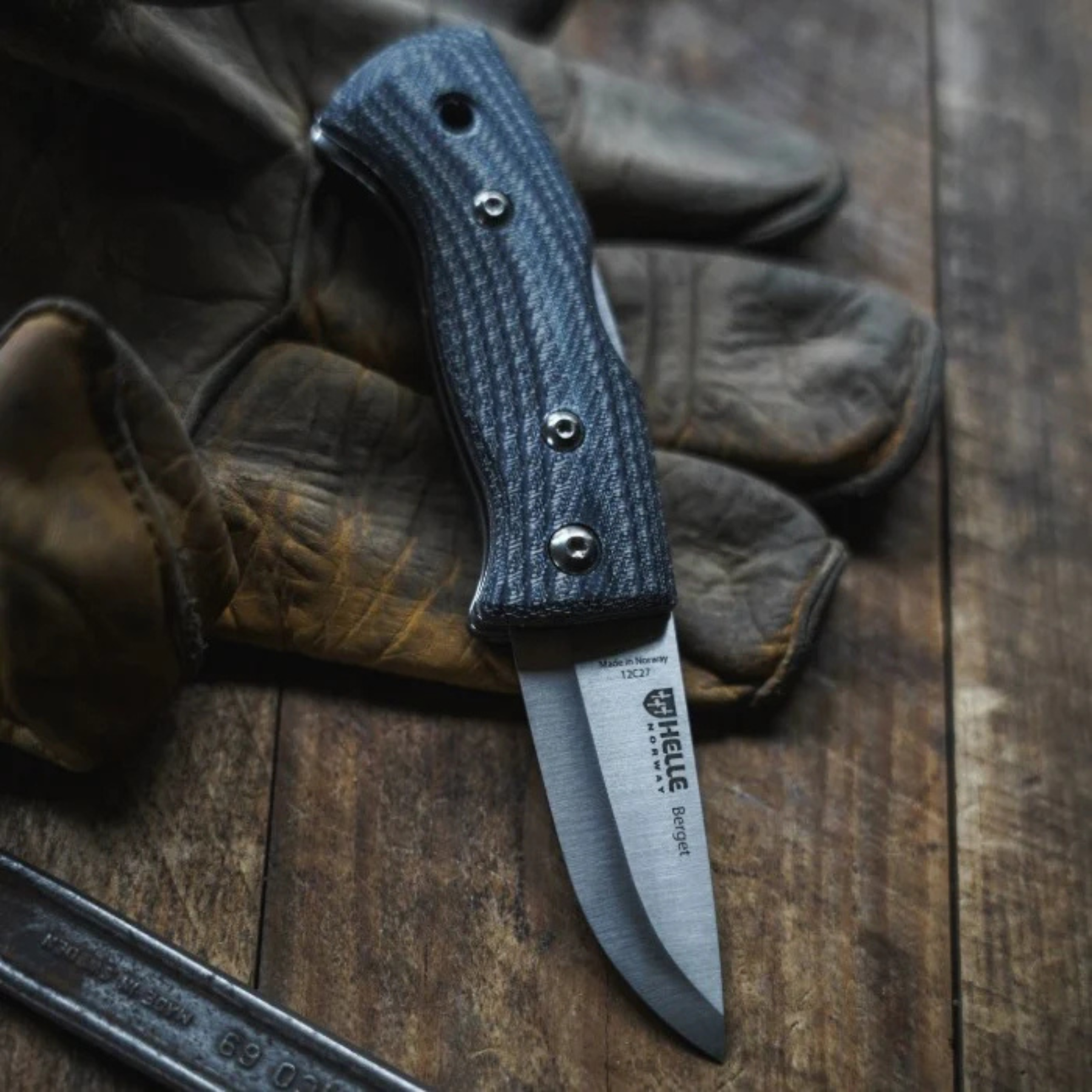 Helle Berget Coltello chiudibile robusto con lama in acciaio inossidabile Sandvik 12C27 e manico ergonomico in Micarta sagomata per una presa sicura dotato di sistema di blocco affidabile e design scandinavo funzionale ideale per bushcraft attività outdoor e porto quotidiano