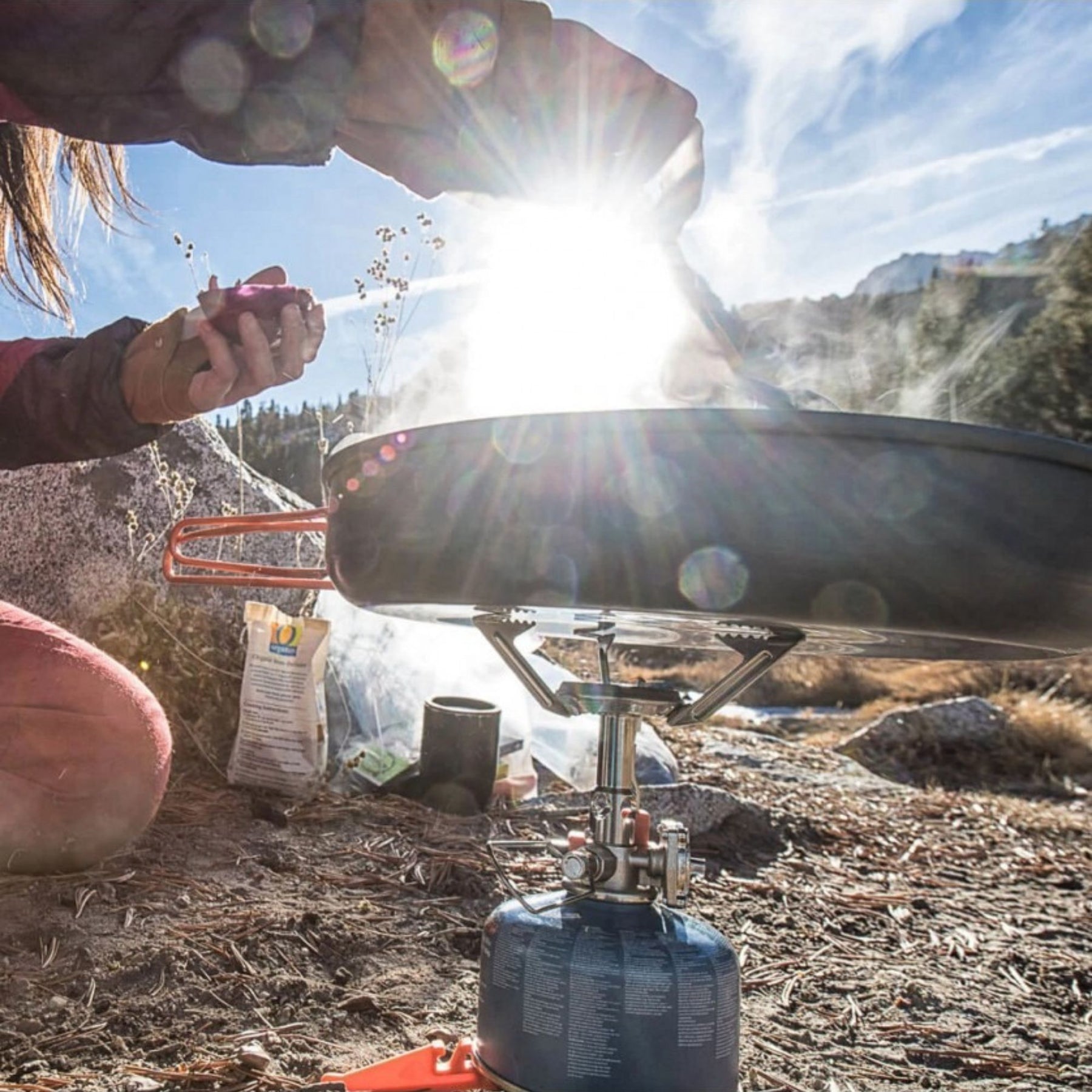 Jetboil MightyMo. Fornello a gas ultraleggero da campeggio con accensione piezoelettrica. Bruciatore potente da 10000 BTU con valvola di regolazione precisa della fiamma per simmering e supporti pentola pieghevoli. Sistema di cottura compatto ideale per backpacking e alpinismo.