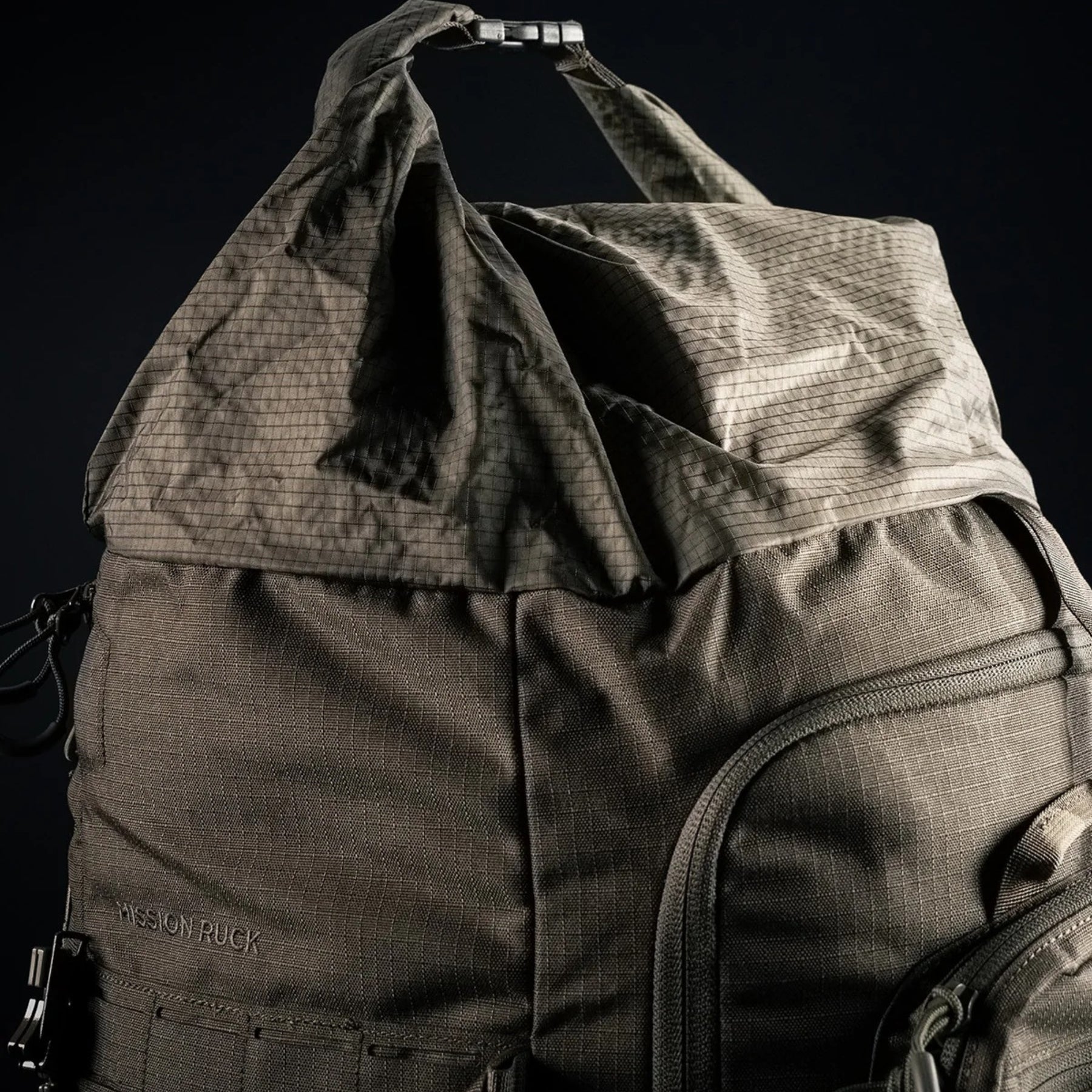 Eberlestock Mission Ruck zaino tattico militare da 79.22 litri con sistema MOLLE e tasche modulari frontali e laterali, FUNZIONA ESCLUSIVAMENTE CON IL TELAIO MISSION EMOD. Caratterizzato da cinghie di compressione e pannello in velcro per patch, ideale per escursioni tecniche, trekking intensivo e utilizzi operativi professionali.