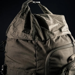 Eberlestock Mission Ruck zaino tattico militare da 79.22 litri con sistema MOLLE e tasche modulari frontali e laterali, FUNZIONA ESCLUSIVAMENTE CON IL TELAIO MISSION EMOD. Caratterizzato da cinghie di compressione e pannello in velcro per patch, ideale per escursioni tecniche, trekking intensivo e utilizzi operativi professionali.