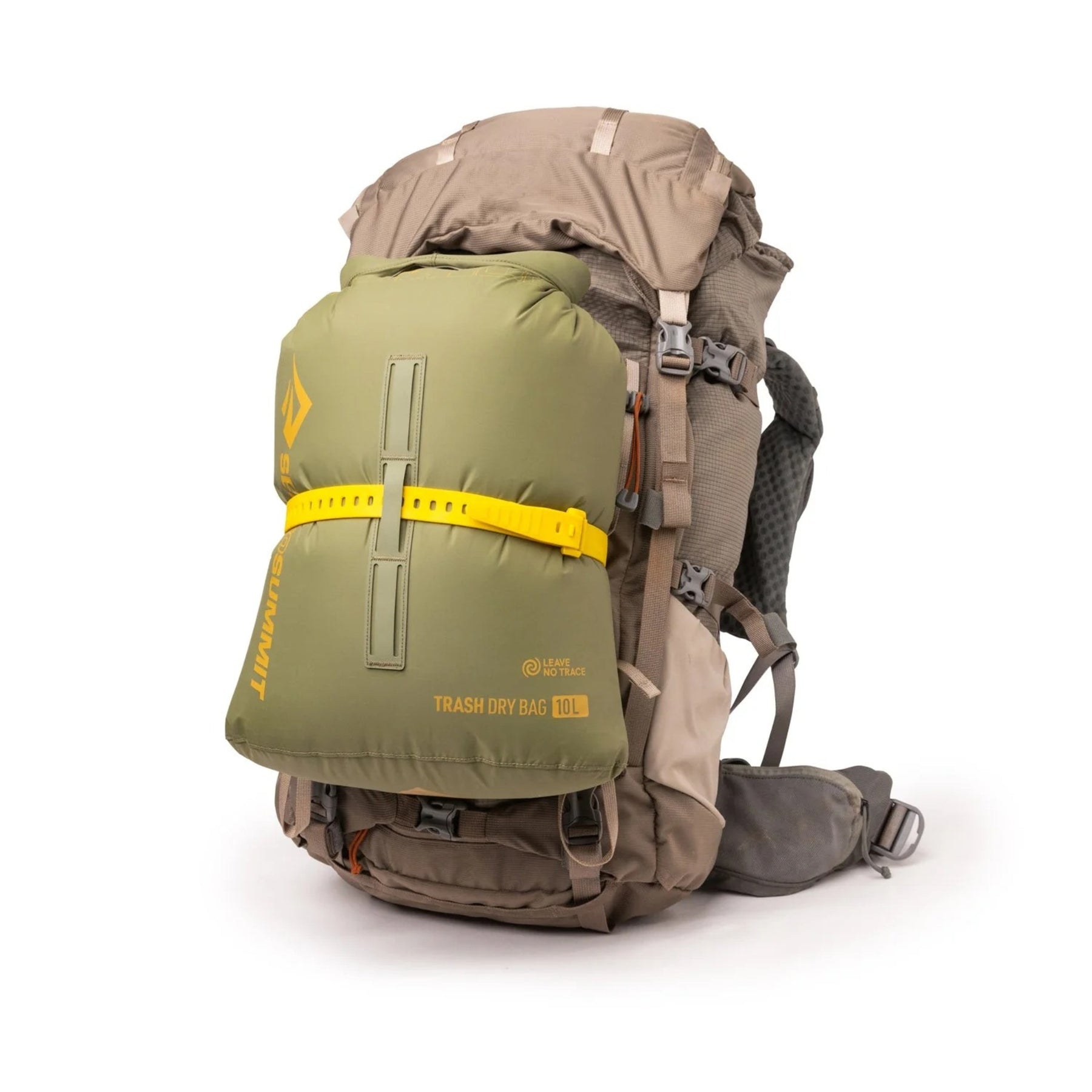 Sea to Summit Trash Dry Bag 10L sacca stagna impermeabile per la gestione dei rifiuti durante escursioni e bushcraft. Dotata di chiusura roll-top, passanti per il fissaggio esterno allo zaino e rivestimento interno per sacchetti monouso, ideale per la filosofia Leave No Trace.