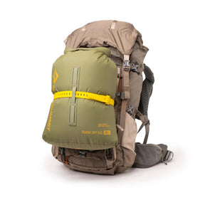 Sea to Summit Trash Dry Bag 10L sacca stagna impermeabile per la gestione dei rifiuti durante escursioni e bushcraft. Dotata di chiusura roll-top, passanti per il fissaggio esterno allo zaino e rivestimento interno per sacchetti monouso, ideale per la filosofia Leave No Trace.