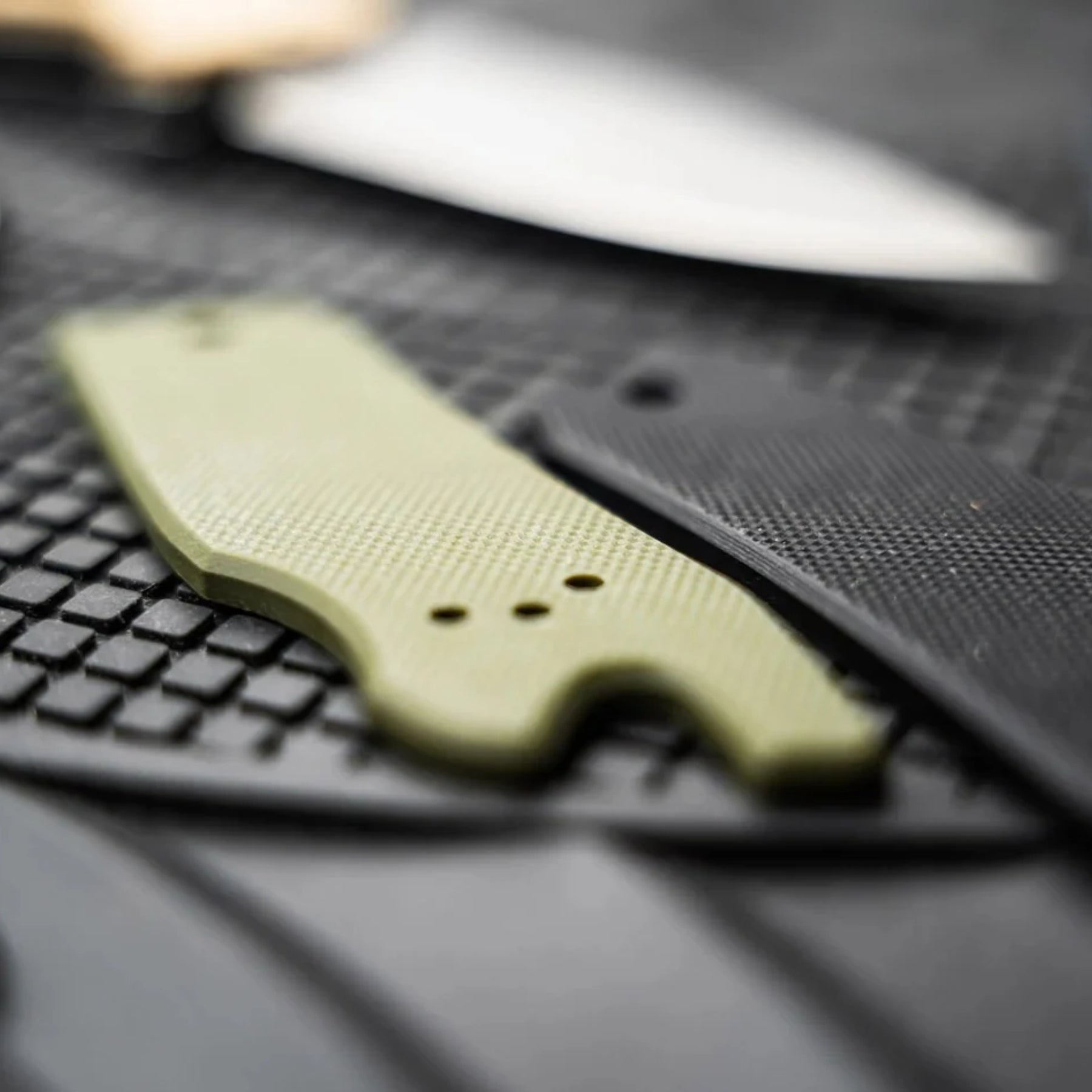 Boker Plus Advent Calendar DTK calendario dell'avvento con 24 caselle e kit di montaggio completo per coltello chiudibile tascabile con blocco lama backlock, apertura thumb hole, guancette intercambiabili e viteria per regalo di Natale, collezionismo ed EDC