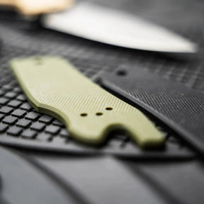 Boker Plus Advent Calendar DTK calendario dell'avvento con 24 caselle e kit di montaggio completo per coltello chiudibile tascabile con blocco lama backlock, apertura thumb hole, guancette intercambiabili e viteria per regalo di Natale, collezionismo ed EDC