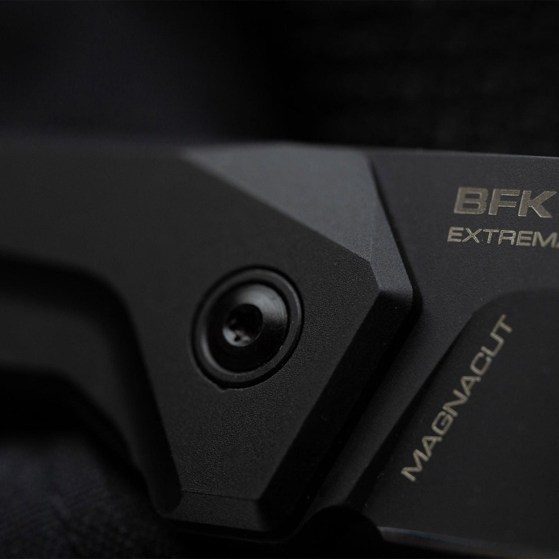 Extrema Ratio BFK Pixel coltello a lama fissa compatto con profilo tanto modificato,  impugnatura ergonomica scanalata e passante per cordino ideale per everyday carry tattico