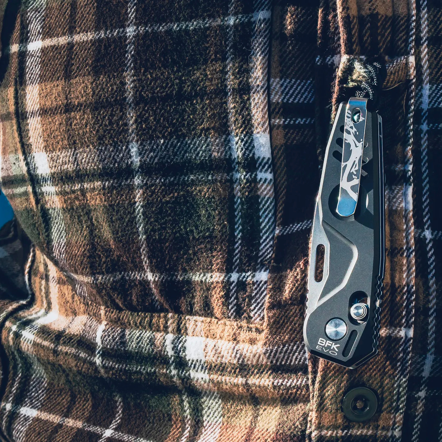 Set Extrema Ratio The Carry Box in edizione limitata, confezione regalo che include un coltello chiudibile BFK EVO, un cappellino nero da baseball, un portafoglio in pelle nero e una piastrina multifunzione in metallo (card tool)