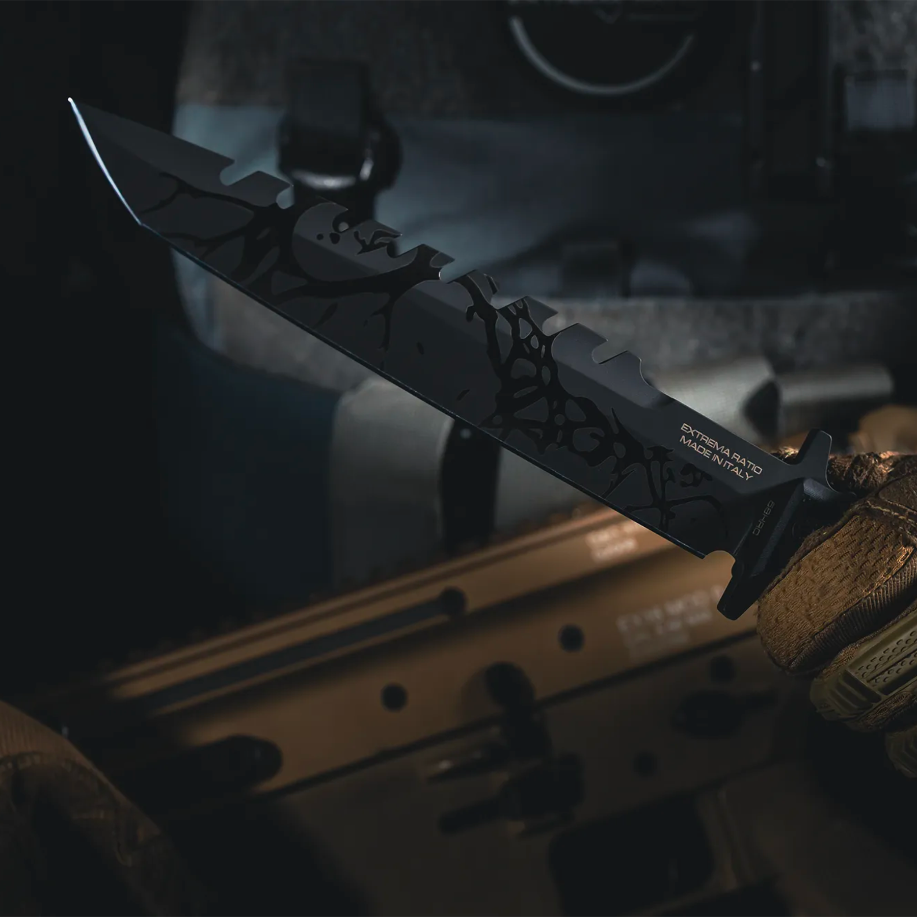 Extrema Ratio Harpoon F EVO Limited Edition: Coltello a lama fissa tattico in serie limitata di 150 esemplari. Lama in acciaio N690 con seghettatura dorsale. Impugnatura ergonomica in G10 e fodero tecnico incluso. Pezzo da collezione per professionisti e appassionati.