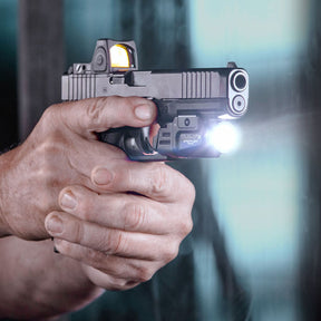 Streamlight TLR-7 X torcia tattica sottocanna compatta con attacco rapido per armi corte, pulsanti di attivazione posteriori ambidestri e ottica TIR per un fascio luminoso concentrato e ampia illuminazione periferica.