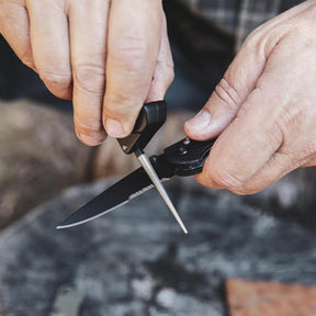 Work Sharp Pivot Plus Knife Sharpener affilatore portatile compatto con carburo affilante, inserti in ceramica e asta diamantata per ripristinare il filo di coltelli e lame outdoor e bushcraft su sfondo bianco.