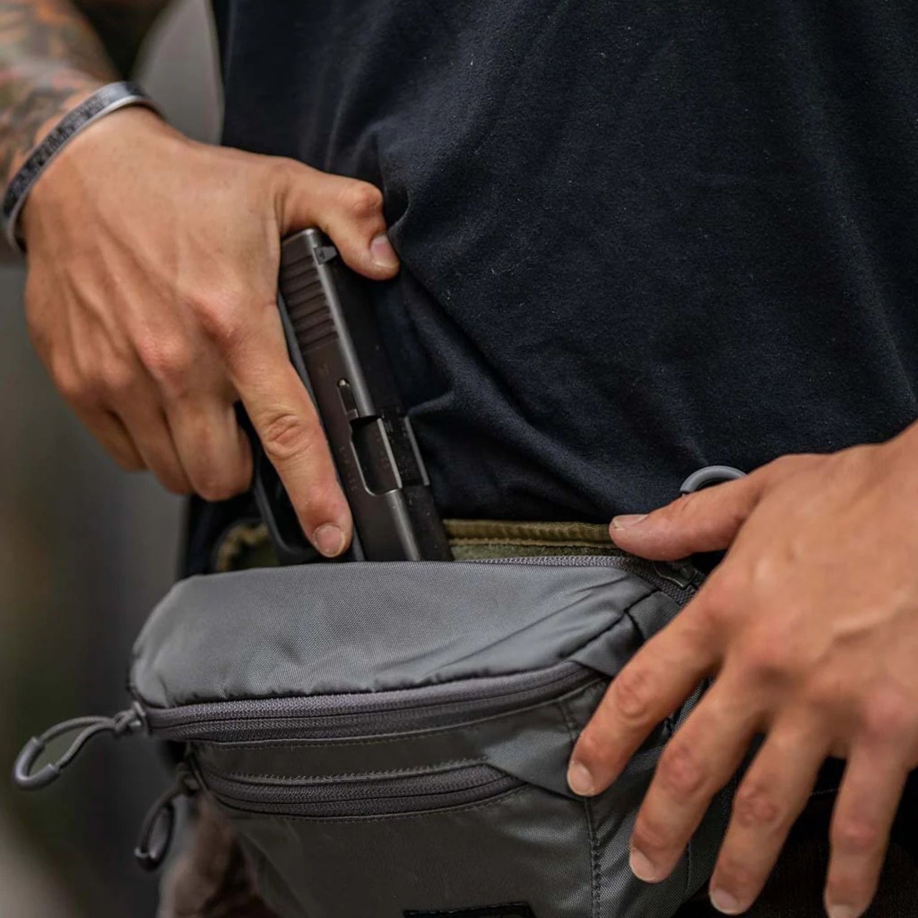 Eberlestock Bando Bag Marsupio tattico low-profile per EDC e porto occulto. Design discreto con tasca posteriore dedicata ad accesso rapido per arma e scomparto principale organizzato. Include passante per laccio emostatico. Soluzione versatile per sicurezza personale e urban carry. 2 misure.