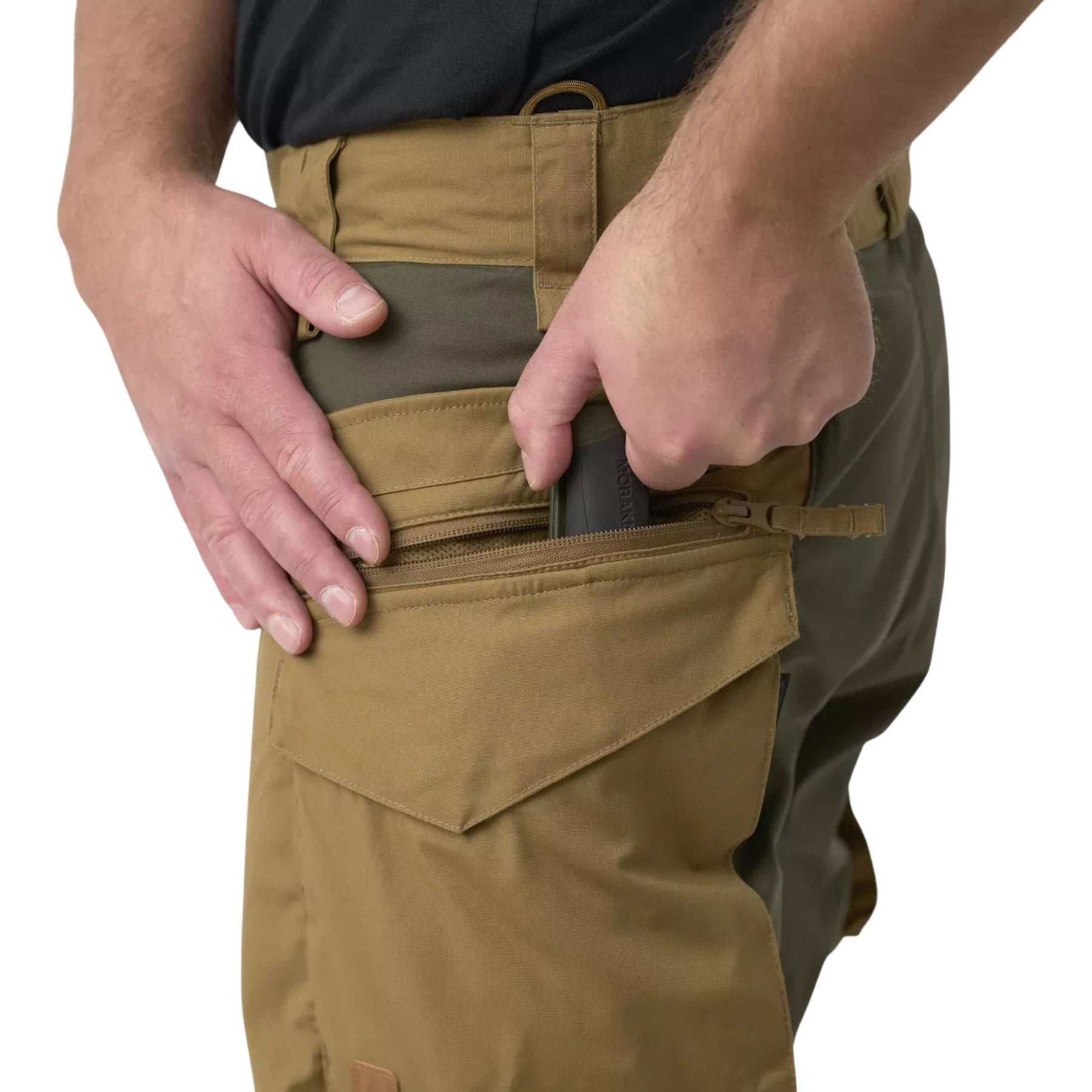 Helikon-Tex Pilgrim Pants pantaloni tecnici in tessuto DuraCanvas con rinforzi sulle ginocchia, tasche e vita rialzata per protezione renale. Ideali per bushcraft, escursionismo e attività outdoor impegnative.