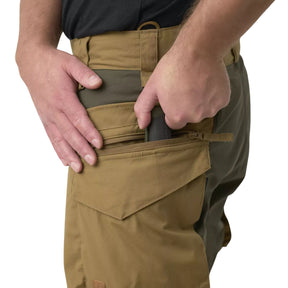 Helikon-Tex Pilgrim Pants pantaloni tecnici in tessuto DuraCanvas con rinforzi sulle ginocchia, tasche e vita rialzata per protezione renale. Ideali per bushcraft, escursionismo e attività outdoor impegnative.