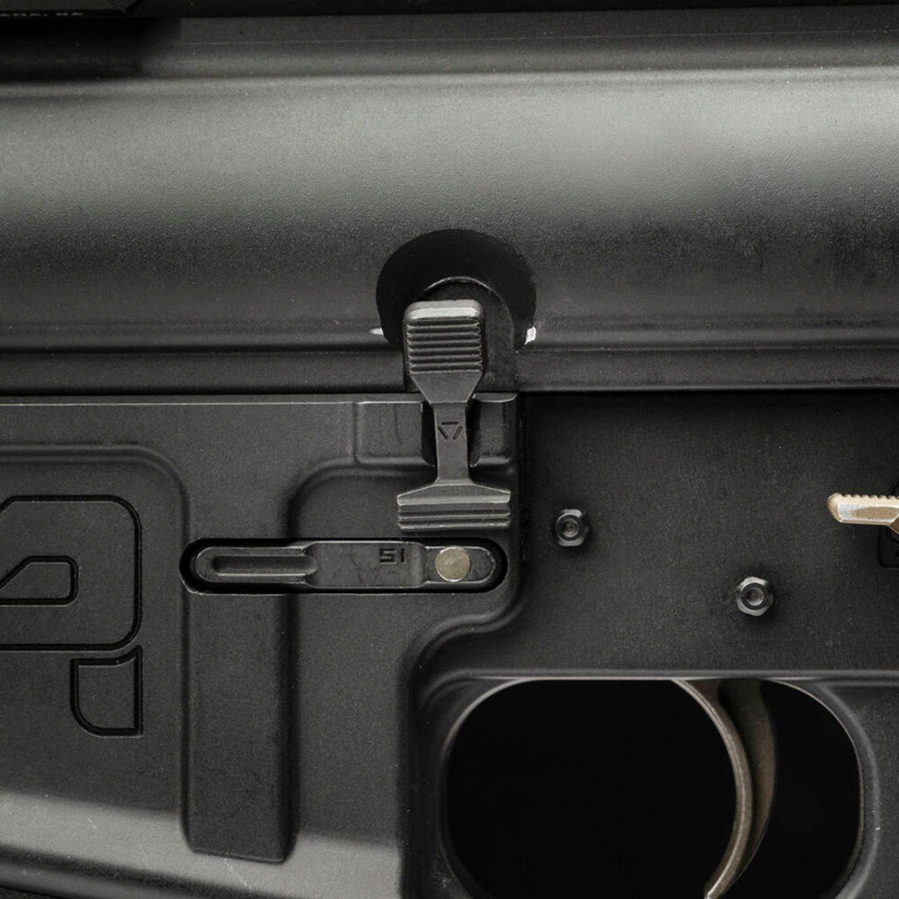 Leva di sgancio otturatore maggiorata Strike Industries Enhanced Bolt Catch di colore nero, specifica per fucili AR10, componente per il controllo del carrello con superfici zigrinate per una presa migliorata