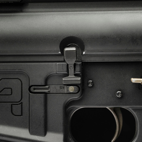 Leva di sgancio otturatore maggiorata Strike Industries Enhanced Bolt Catch di colore nero, specifica per fucili AR10, componente per il controllo del carrello con superfici zigrinate per una presa migliorata