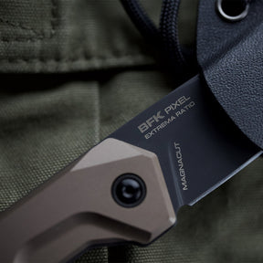Extrema Ratio BFK Pixel coltello a lama fissa compatto con profilo tanto modificato,  impugnatura ergonomica scanalata e passante per cordino ideale per everyday carry tattico