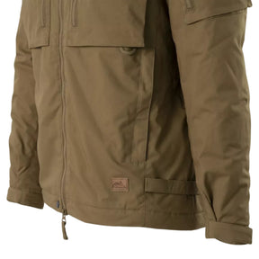 Helikon-Tex Winter Yukon Jacket giacca invernale tecnica con cappuccio regolabile imbottito, zip frontale a doppio cursore, tasche pettorali con cerniera, pannello a strappo sulla manica e fondo regolabile vista a tre quarti per outdoor