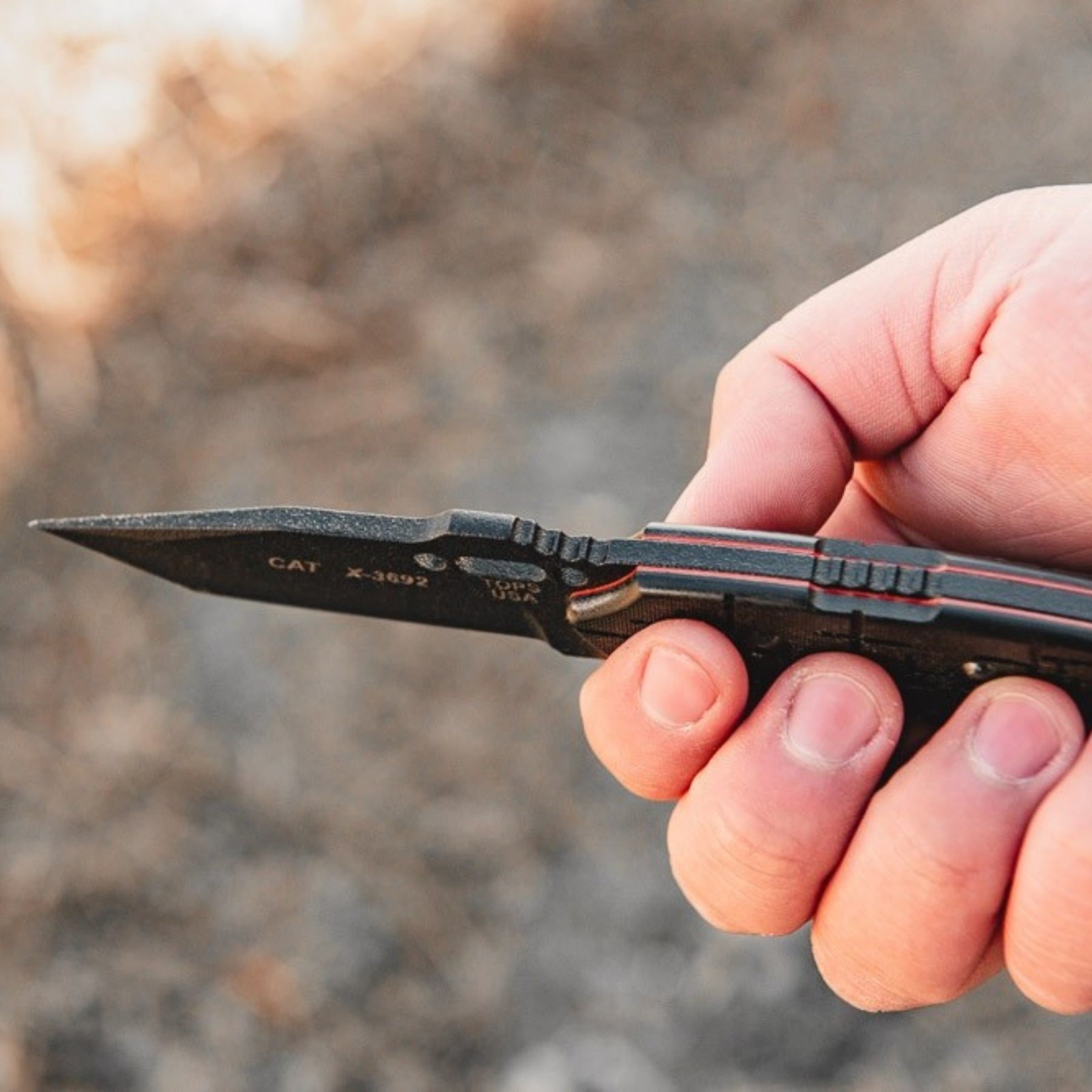 TOPS C.A.T. 203T-01 coltello a lama fissa tattico con profilo tanto, impugnatura ergonomica testurizzata e oro per cordino