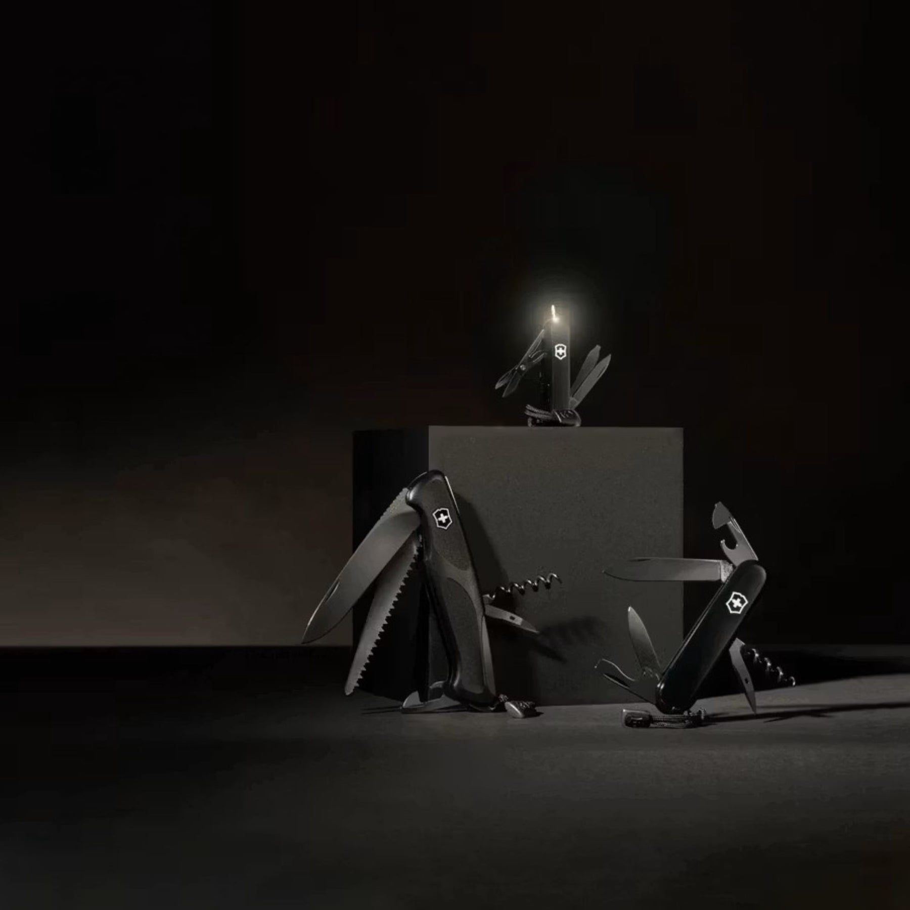 Victorinox Spartan Onyx Black coltellino multiuso con 12 funzioni tra cui lama grande, lama piccola, cavatappi e apriscatole caratterizzato da una finitura nera monocromatica lucida ottenuta tramite processo polispettrale per un design elegante e resistente.