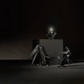 Victorinox Spartan Onyx Black coltellino multiuso con 12 funzioni tra cui lama grande, lama piccola, cavatappi e apriscatole caratterizzato da una finitura nera monocromatica lucida ottenuta tramite processo polispettrale per un design elegante e resistente.