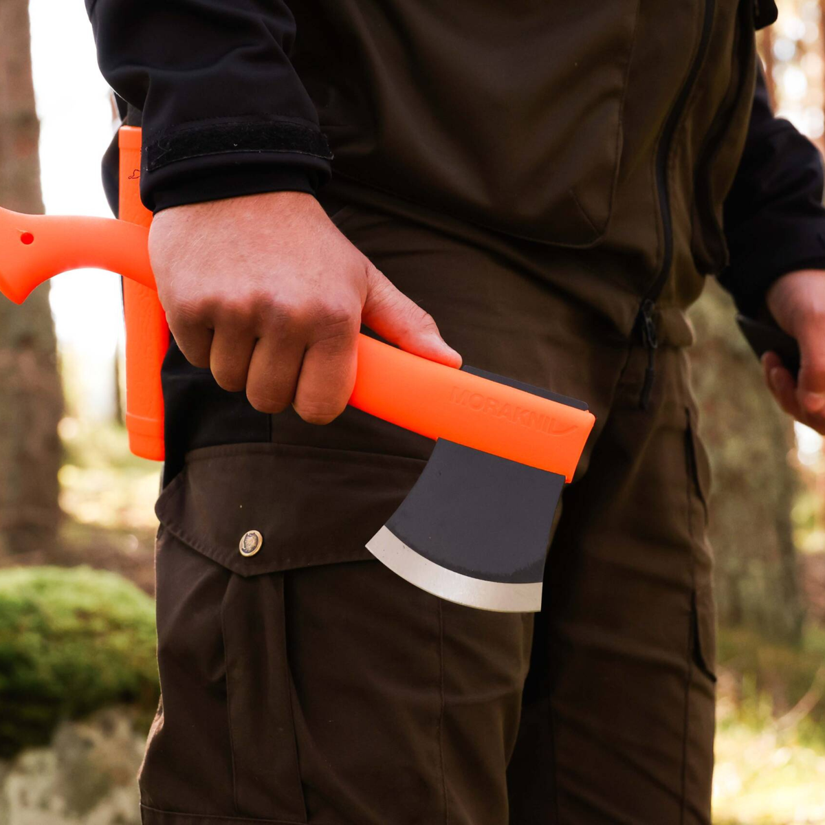 Ascia Morakniv Lightweight Axe, accetta leggera da campeggio e bushcraft, manico in polimero con testa in acciaio al boro, per spaccare legna, su backpacco.it