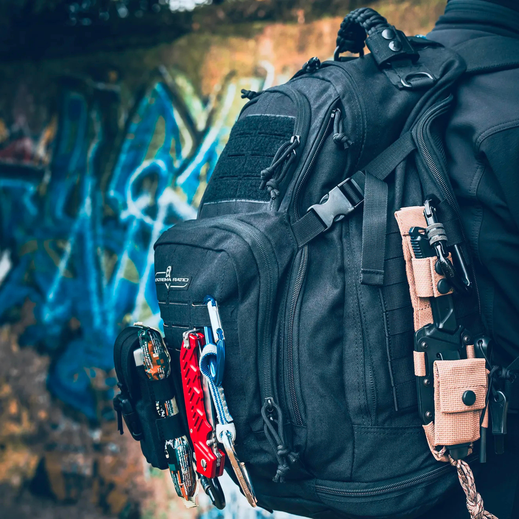 Extrema Ratio Sentinel Backpack: Zaino tattico da 35 litri. Dotato di sistema MOLLE laser-cut, scomparto principale ad apertura completa, tasche dedicate per laptop e sacca idrica. Include schienale traspirante termoforato e maniglia in paracord intrecciato per massima resistenza.