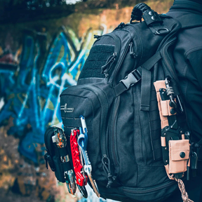 Extrema Ratio Sentinel Backpack: Zaino tattico da 35 litri. Dotato di sistema MOLLE laser-cut, scomparto principale ad apertura completa, tasche dedicate per laptop e sacca idrica. Include schienale traspirante termoforato e maniglia in paracord intrecciato per massima resistenza.