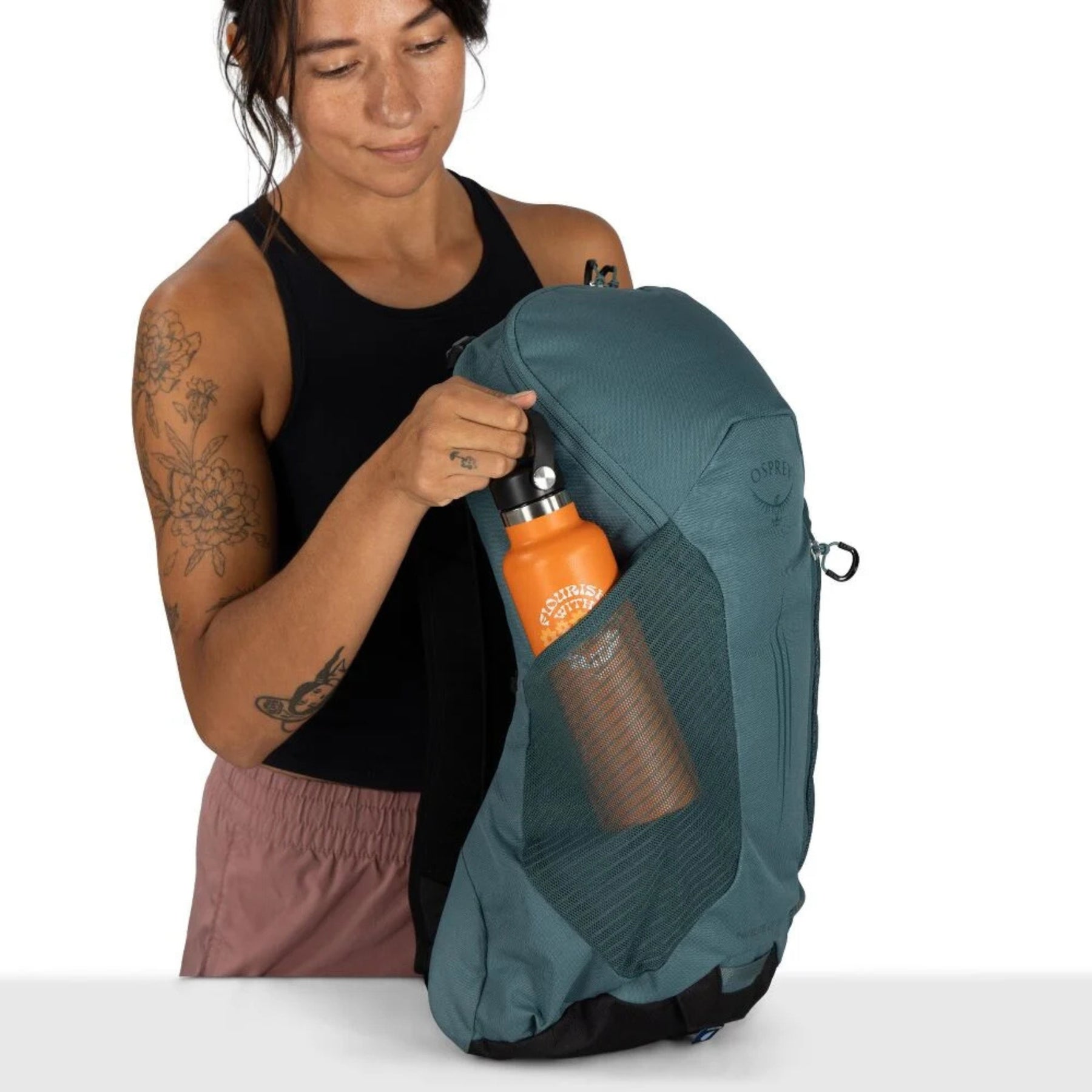 Osprey Hikelite LT 16 zaino tecnico da escursionismo giornaliero ultraleggero con capacità 16 L dotato di schienale ventilato AirSpeed tasche laterali in rete elastica e spallacci traspiranti. Zaino da trekking ideale per camminate outdoor e gite in giornata.