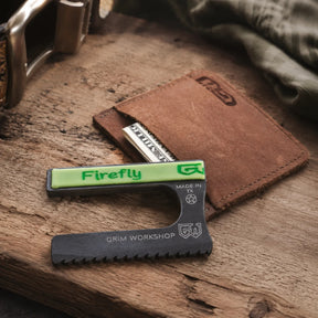 Grim Workshop Firefly Saw Card mini seghetto di emergenza con lama dentata e acciarino integrato in formato carta di credito per kit di sopravvivenza