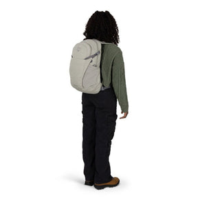 Osprey Daylite Plus Driftshade zaino multiruolo da 20 litri con scomparto per laptop e sacca idrica, tasche laterali in mesh, cinghie di compressione e schienale traspirante AirScape, in edizione limitata per trekking, viaggi e uso quotidiano.