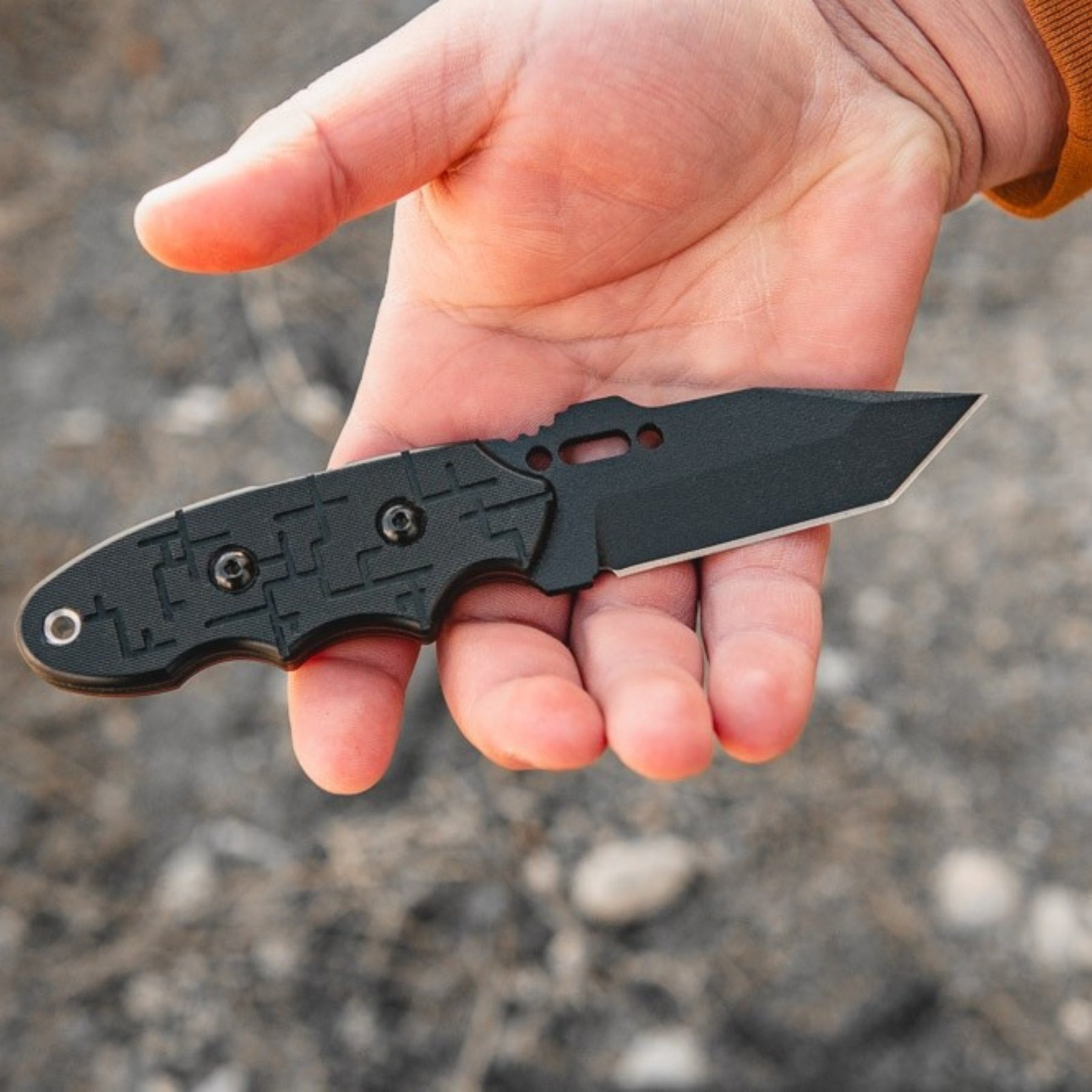 TOPS C.A.T. 203T-01 coltello a lama fissa tattico con profilo tanto, impugnatura ergonomica testurizzata e oro per cordino