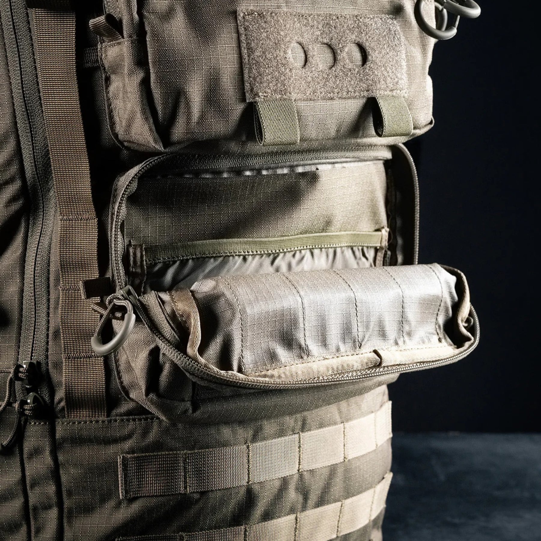 Eberlestock Mission Ruck zaino tattico militare da 79.22 litri con sistema MOLLE e tasche modulari frontali e laterali, FUNZIONA ESCLUSIVAMENTE CON IL TELAIO MISSION EMOD. Caratterizzato da cinghie di compressione e pannello in velcro per patch, ideale per escursioni tecniche, trekking intensivo e utilizzi operativi professionali.
