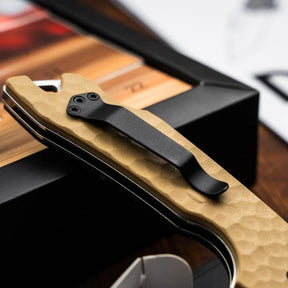 Boker Plus Advent Calendar DTK calendario dell'avvento con 24 caselle e kit di montaggio completo per coltello chiudibile tascabile con blocco lama backlock, apertura thumb hole, guancette intercambiabili e viteria per regalo di Natale, collezionismo ed EDC