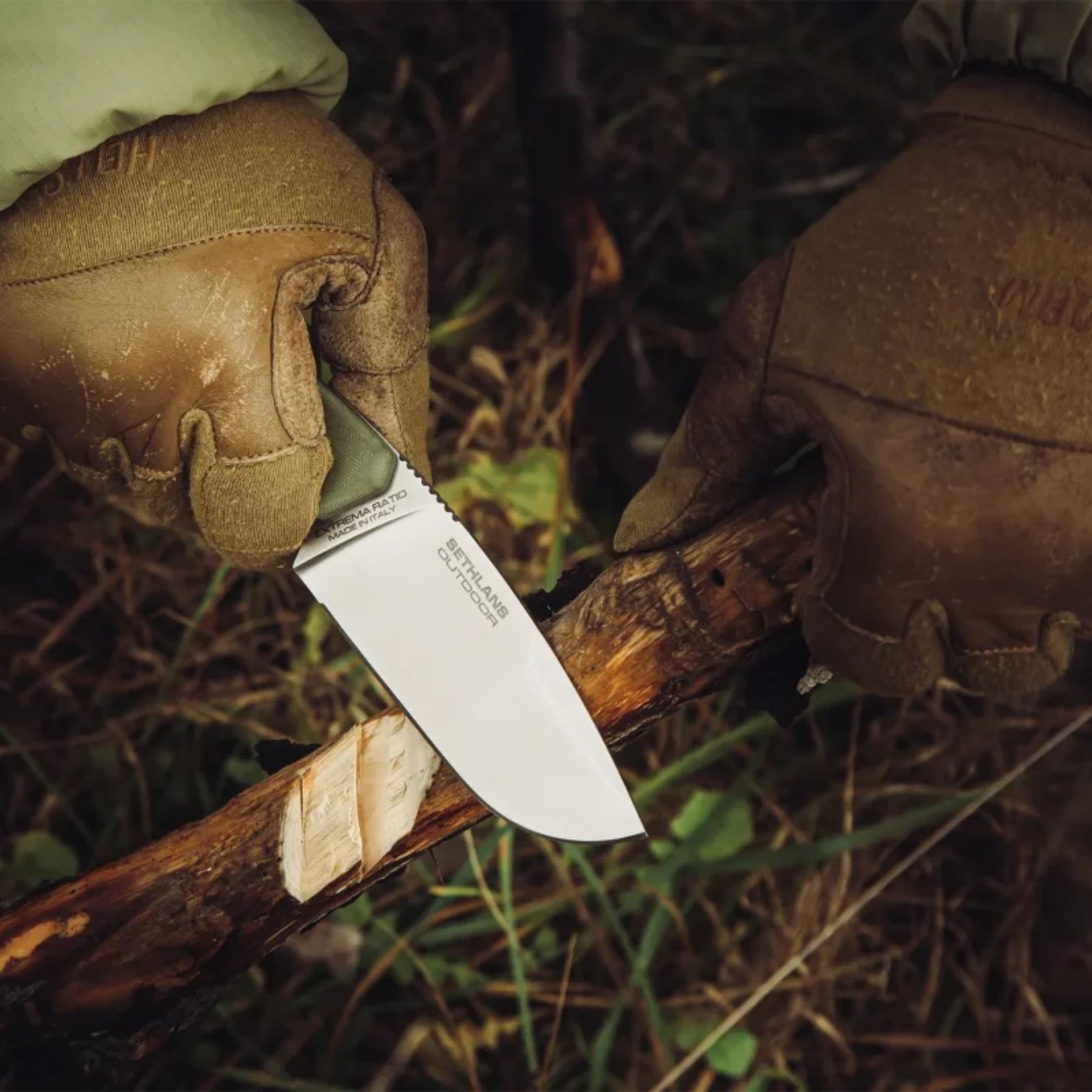 Extrema Ratio Sethlans Outdoor. Coltello a lama fissa in acciaio S600 con guancette in G10 e cordino. Design full tang robusto firmato Daniele Dal Canto. Strumento tattico tuttofare ideale per bushcraft e sopravvivenza.