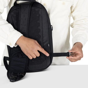 Osprey Quasar Sling borsa monospalla da 6 L adatta per l'uso quotidiano. Presenta uno spallaccio singolo imbottito e ambidestro, schienale ventilato AirScape, ampio scomparto principale con tasca per tablet, cordino elastico frontale e daisy chain per il fissaggio di attrezzatura outdoor.