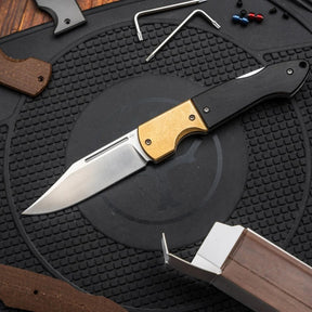Boker Plus Advent Calendar Gent calendario dell'avvento con 24 caselle e kit di montaggio completo per coltello chiudibile tascabile gentleman con blocco lama backlock, unghiatura nail nick, guancette intercambiabili, clip e viteria per regalo di Natale, collezionismo ed EDC