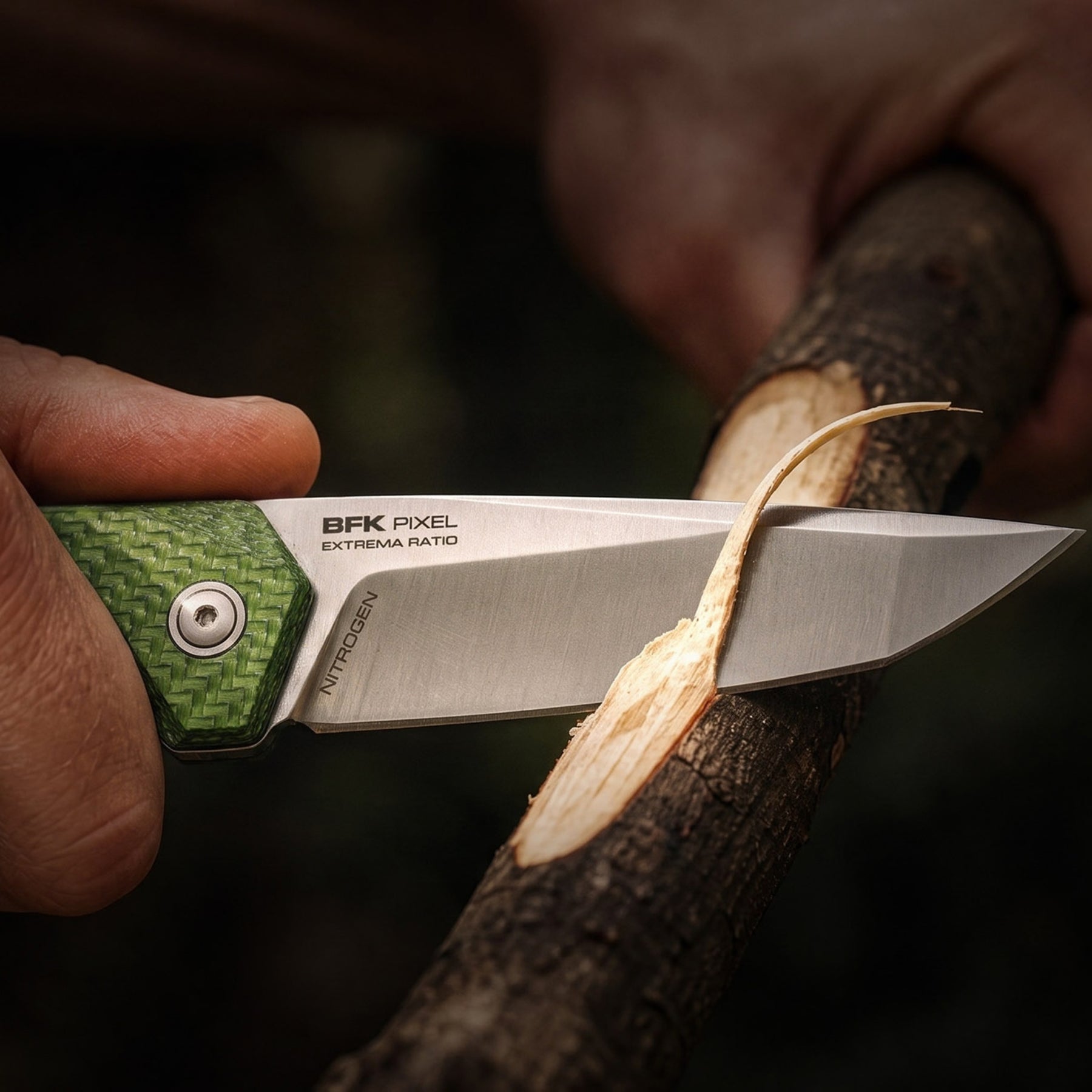 Extrema Ratio BFK Pixel coltello a lama fissa compatto con profilo tanto modificato,  impugnatura ergonomica scanalata e passante per cordino ideale per everyday carry tattico